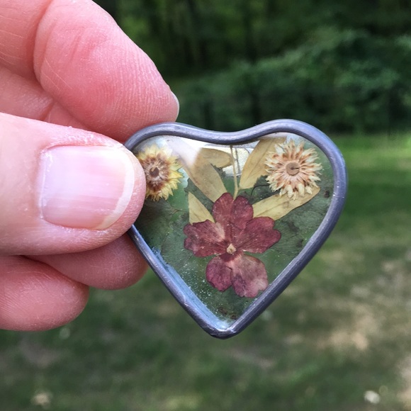 Pewter framed pressed flower pin - Picture 7 of 7